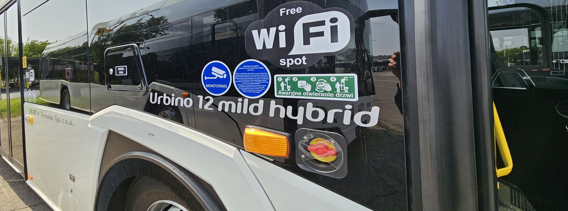 Biały autobus hybrydowy MZK w Toruniu