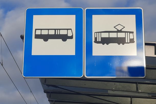 Przystanek tramwajowy i autobusowy