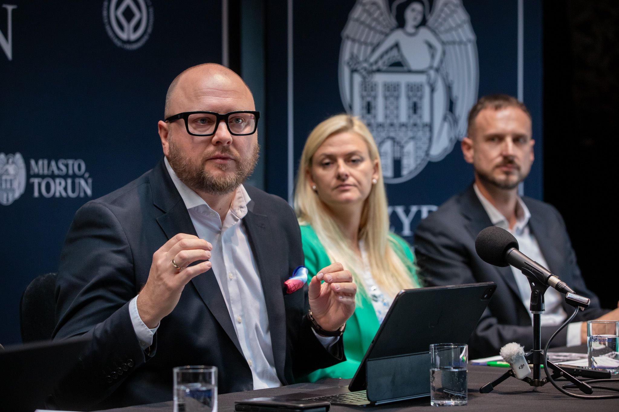 Prezydent Torunia Paweł Gulewski podczas briefingu o planowanych zmianach w komunikacji miejskiej